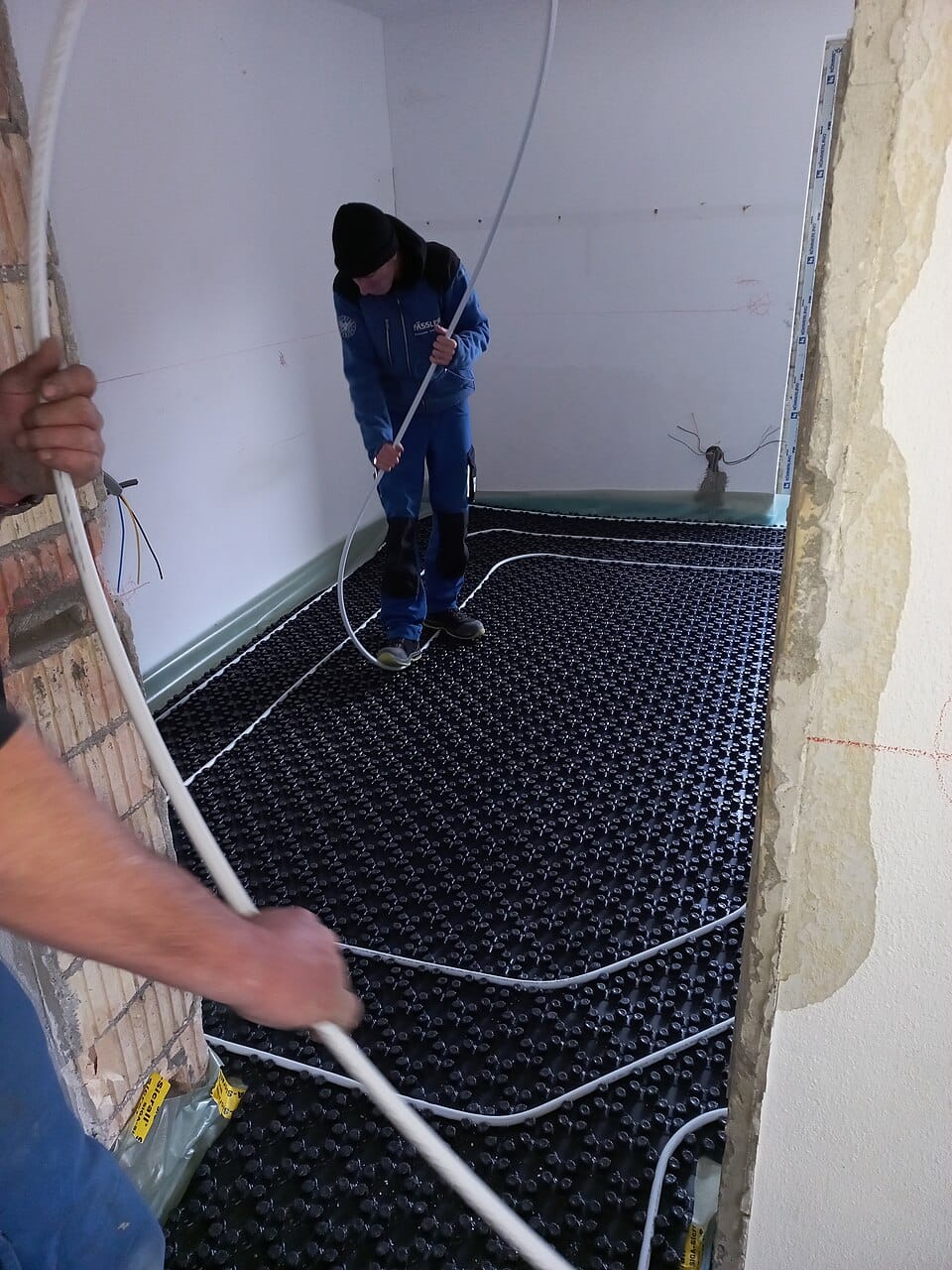 Тёплый пол: электрический или водяной, и стоит ли вообще