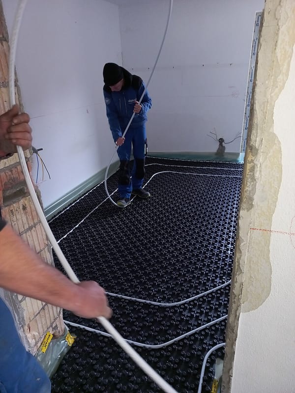 Тёплый пол: электрический или водяной, и стоит ли вообще